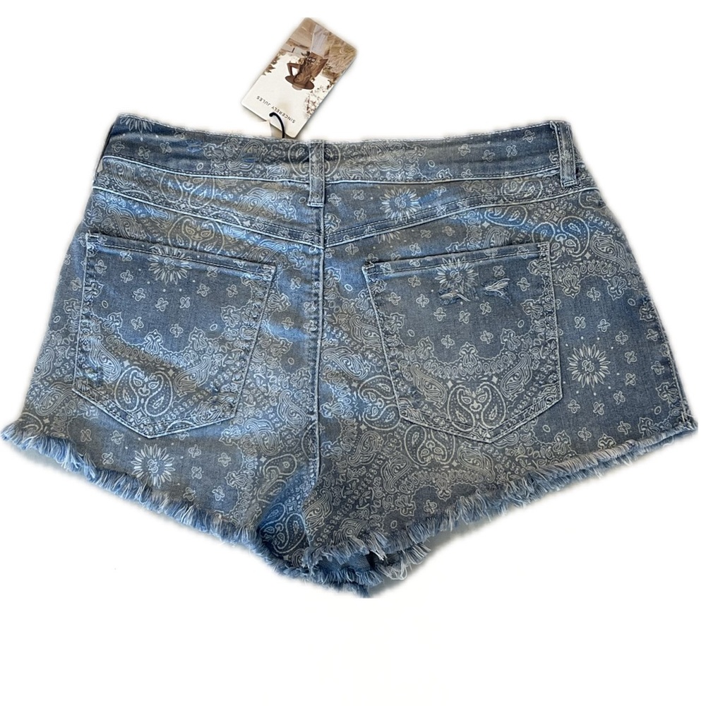 NWT Sincerely Jules Blue and White Paisley Women Shorts -Size 11 - Picture 2 of 8